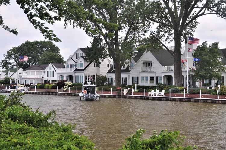 houses on canals